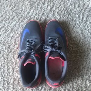 Nike size 11.5. Missing one insole